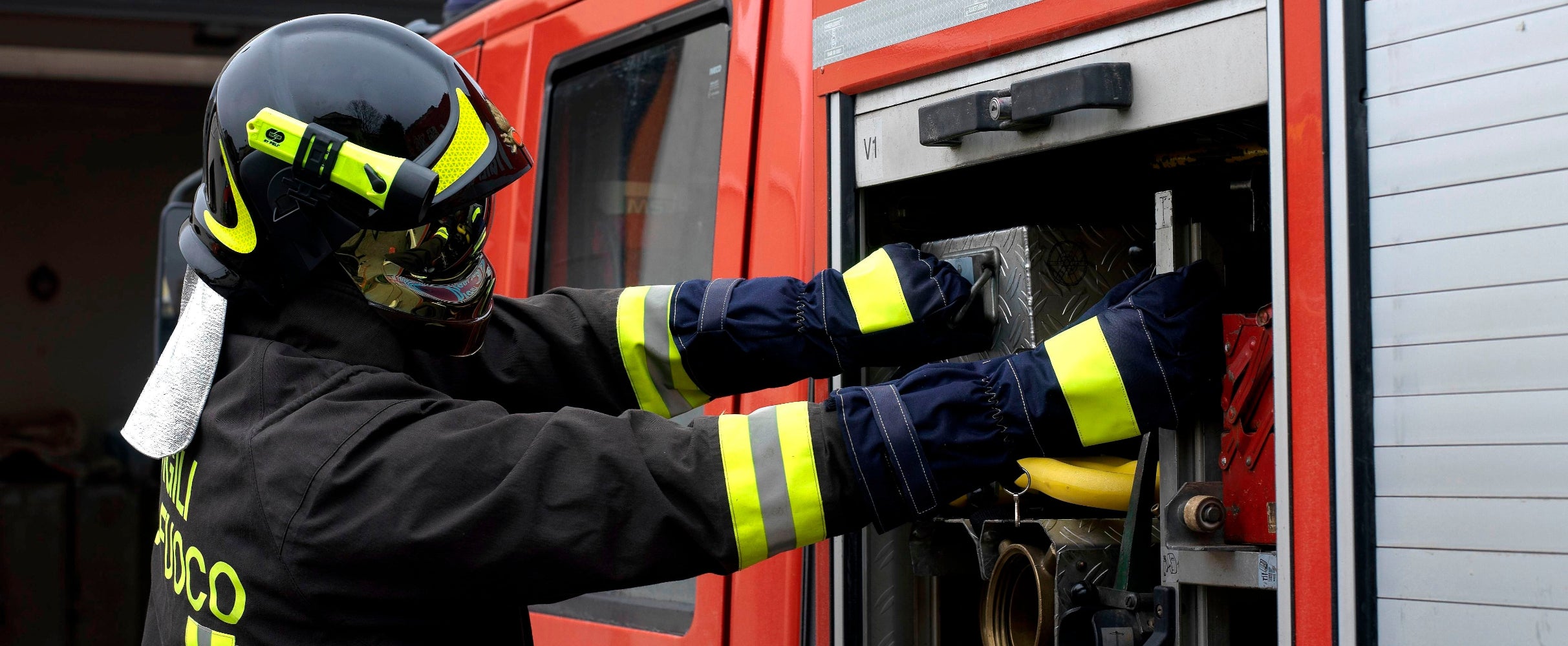 Operatore con guanti protettivi ignifughi Hotworks mentre utilizza attrezzature industriali ad alta temperatura.